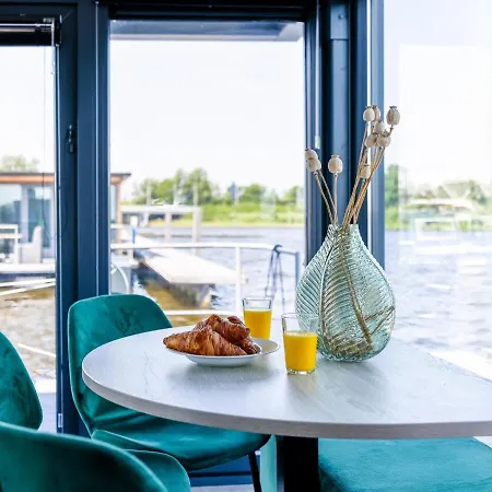 Botel Tiny Houseboat Parel I - Airco Uitgeest