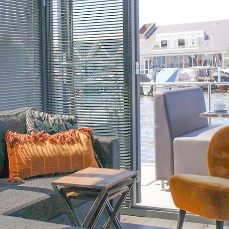 Tiny Houseboat Parel I - Airco Chalet Uitgeest