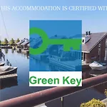 Tiny Houseboat Parel I - Airco Chalet
